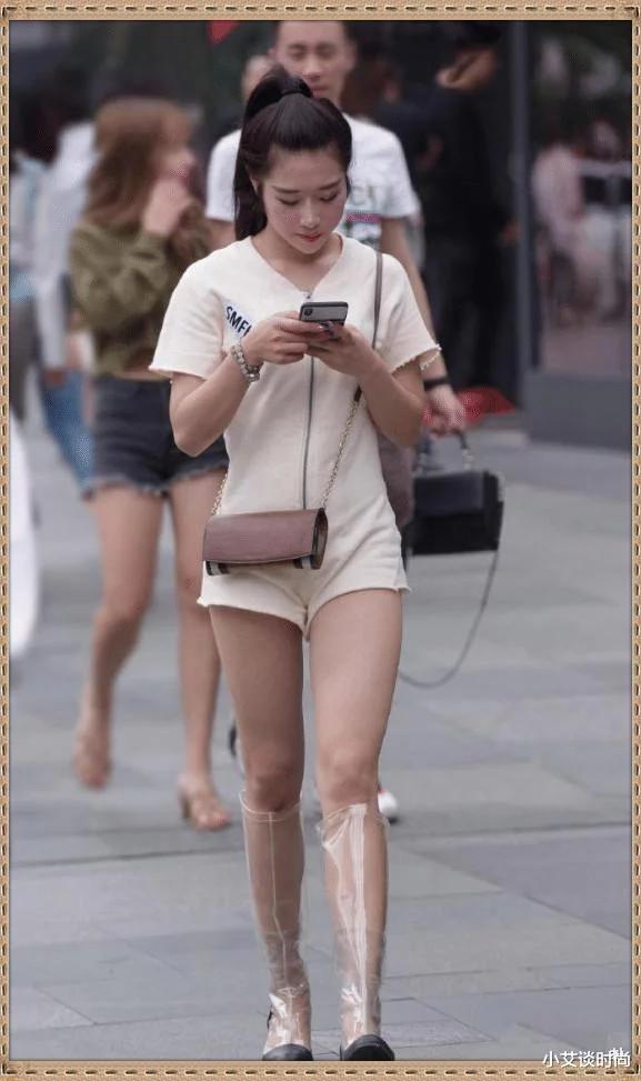 连体衣加透明雨鞋,美女是去逛街还是捕鱼