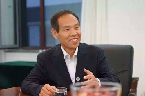 什么科的老师当班主任好,班主任是哪个科目的老师好