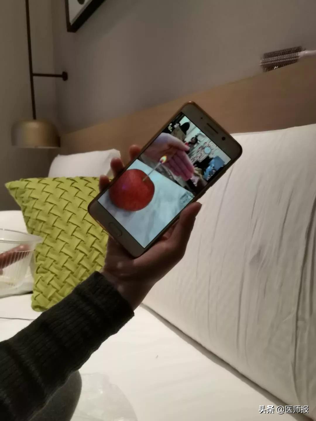 “兄弟姐妹们还在战斗！”医生蹲家门口吃了5个汤圆就走了，还有孩子对妈妈说，“我在家不出门，很听话！”