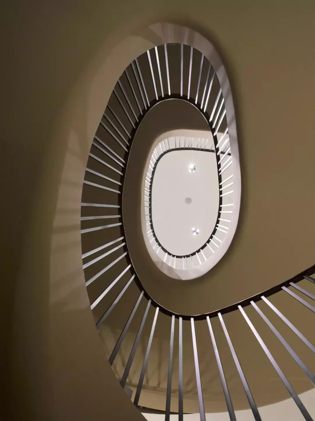 全世界最豪华的奢侈品店楼梯设计，只有大理石才配得上