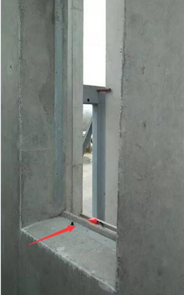 窗户安装好，才发现一边高一边低的情况，没封好后期漏水就麻烦了