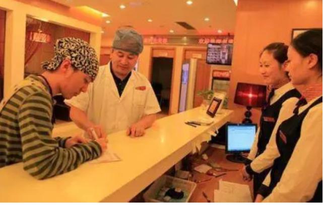 “三毛”34岁了！8岁爆火，14岁谢顶，植发挨300多针，如今变帅哥