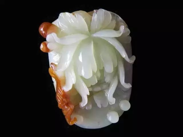 好品质的岫玉和差品质翡翠哪个好,岫玉与翡翠的鉴别方法有哪些呢