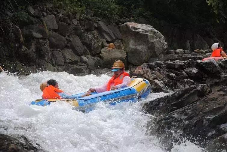 把千岛湖“装”进自家民宿，做了一个无敌湖景泳池，让无数人尖叫