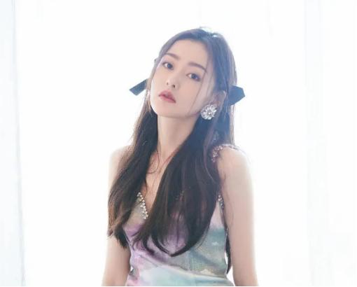 双蝴蝶结造型女星大pk:戚薇魅惑张雨绮显头大,赵露思发量取胜