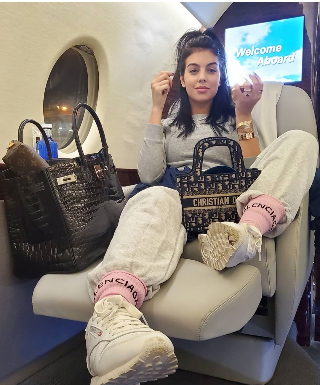 乔治娜晒c罗和贝拉,乔治娜给c罗剪头颜值巅峰