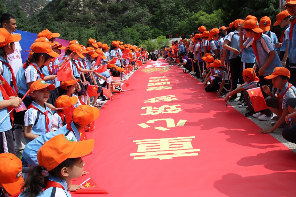 610名可爱的孩子在少华山共绘70米中华龙、千人高歌中国梦!