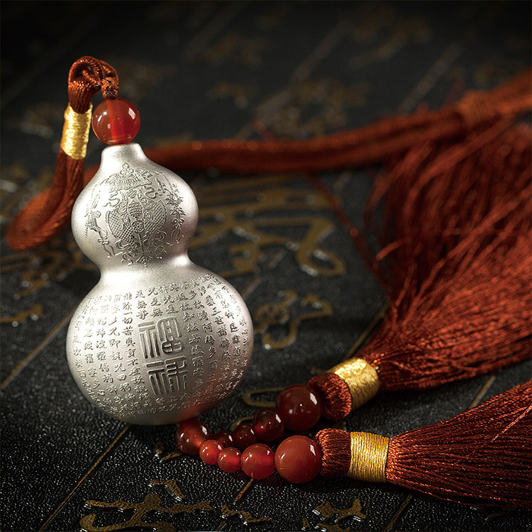 白银为何戴会变白一洗就变黑,白银能长期戴吗