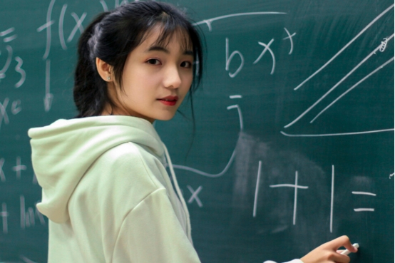 班主任直言：“数学好”的女生，大多有3种特质，学渣装不出来