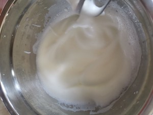 这届年轻人太拼了！想吃块蛋糕得请人代排队，明明会打鸡蛋就能做