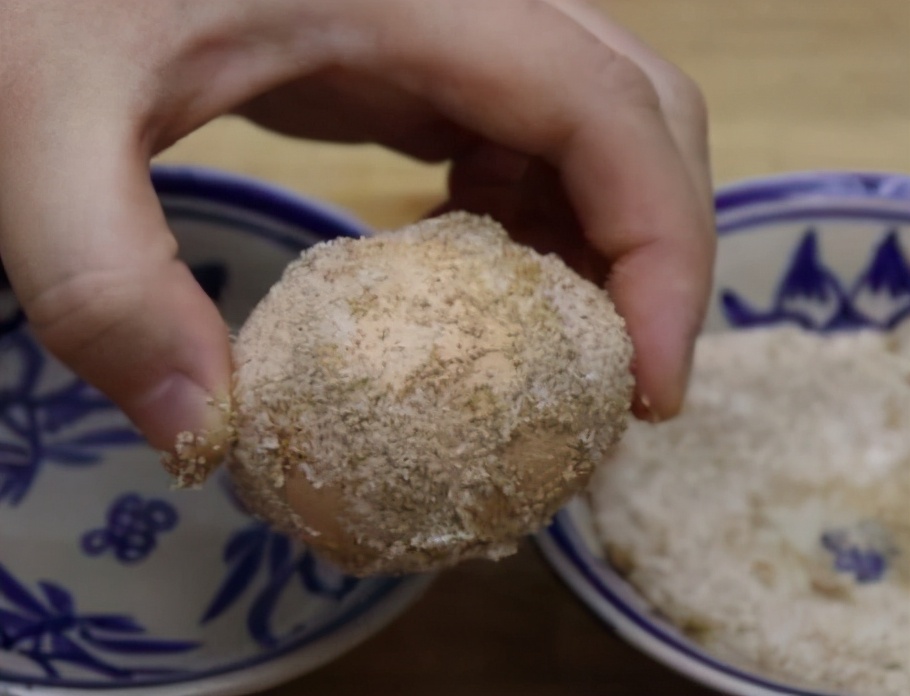 怎么腌制鸡蛋才好吃还出油多,用白酒和盐腌制的鸡蛋几天能出油