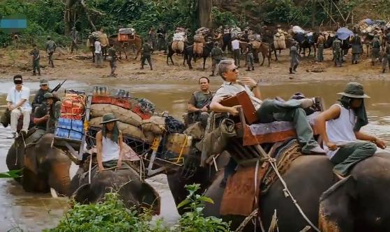 周润发介绍梁家辉赌圣搞笑片段,发哥梁家辉赌神经典片段