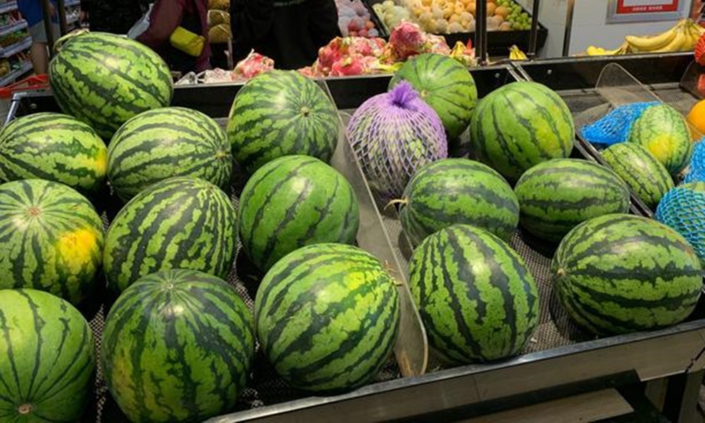 买西瓜怎么挑又甜又脆,西瓜怎么挑选又甜又脆拍一拍