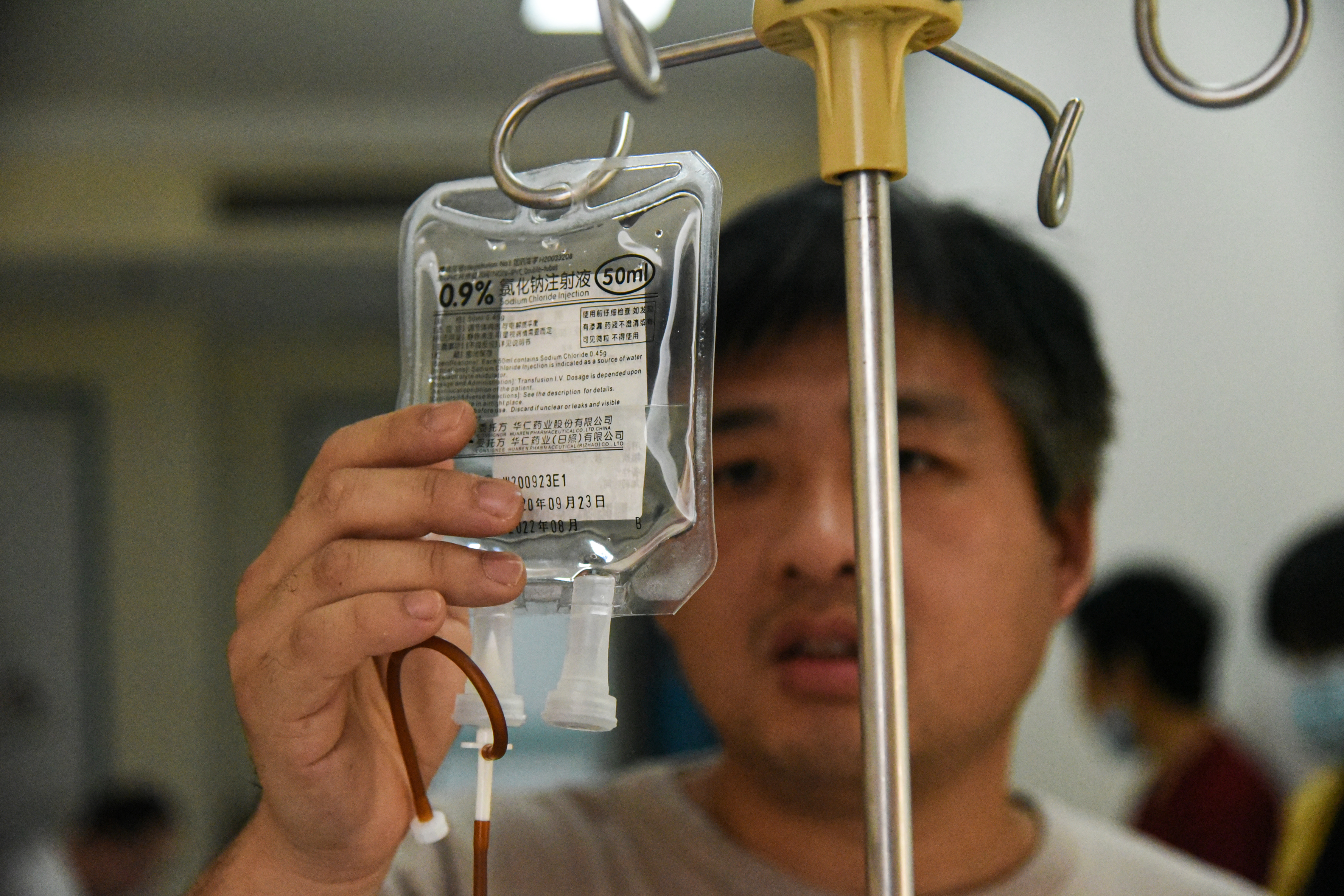 两岁男孩靠止疼药度日，如今四肢发黑痛哭到午夜，父亲为此熬白头