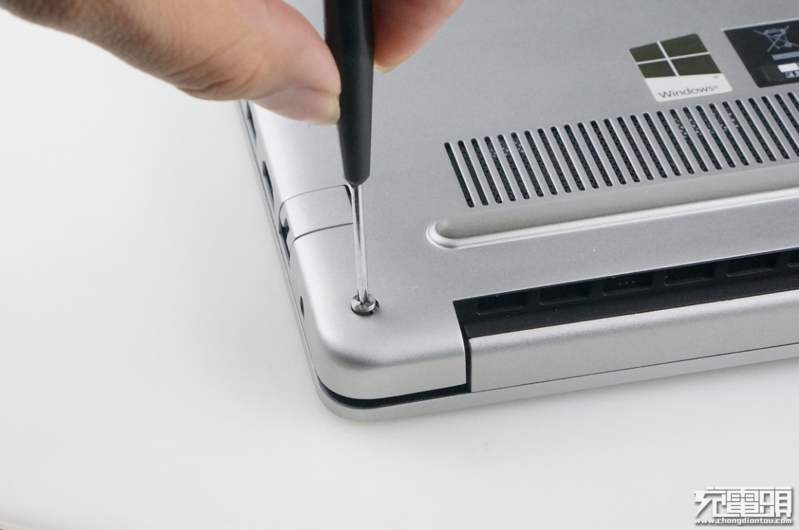 戴尔燃7000电脑换电池教程,戴尔燃7000换电池教程