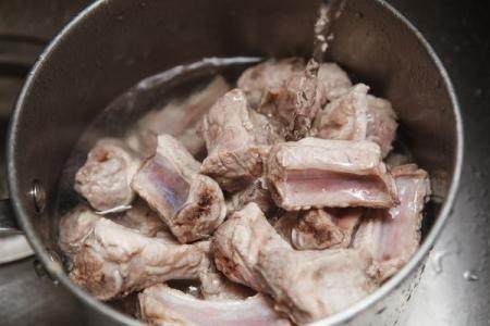 排骨腥味太重怎么补救,猪肉排骨去腥味最好的方法