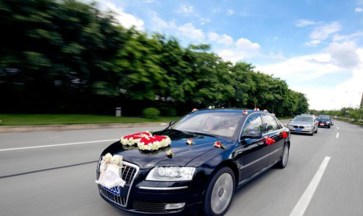 结婚遇到出殡婚车让路视频,婚车碰到丧车谁先让路