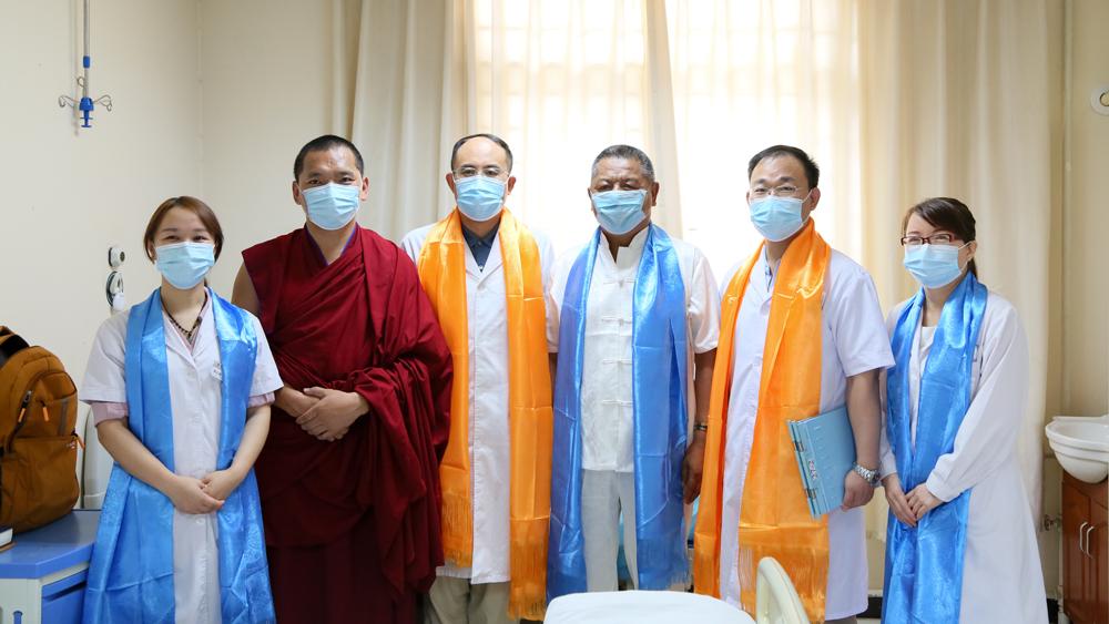 蒙古癫痫患者喜获康复向医生送上草原最高敬意——哈达表示感谢