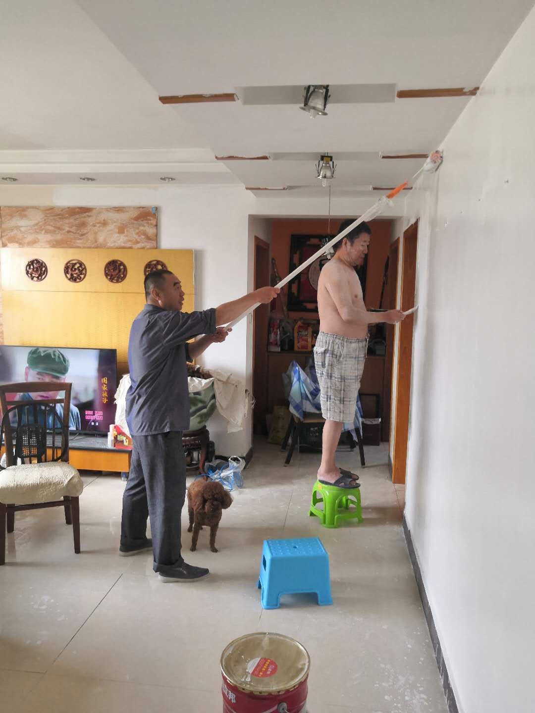 自己动手旧墙面翻新粉刷,自己粉刷旧房子全过程