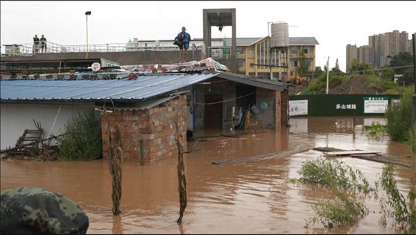 暴雨洪水中逆行的身影守护平安,突发洪水公安消防展开救援工作