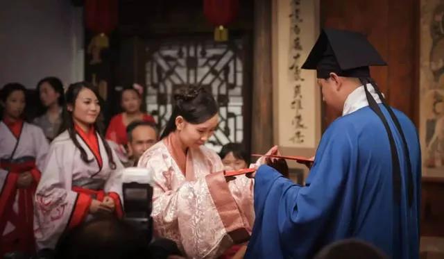 自己花钱也要办中式婚礼,为什么说没钱不要办中式婚礼