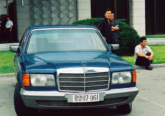 朝鲜街头大奔亮眼，一看是限量版的，每辆约人民币1038万元