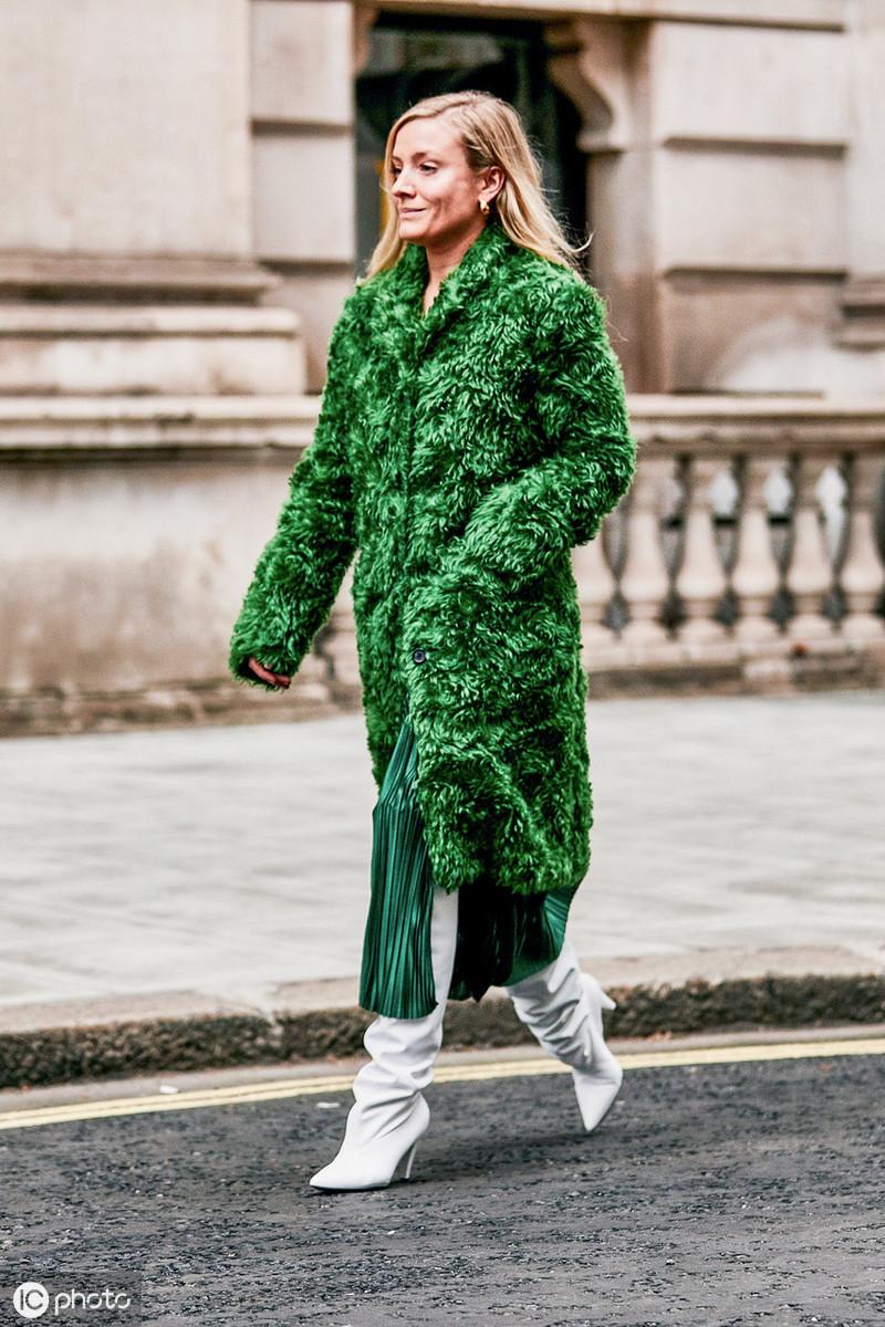 女人穿皮草的时候,女人穿皮草派克服好看吗