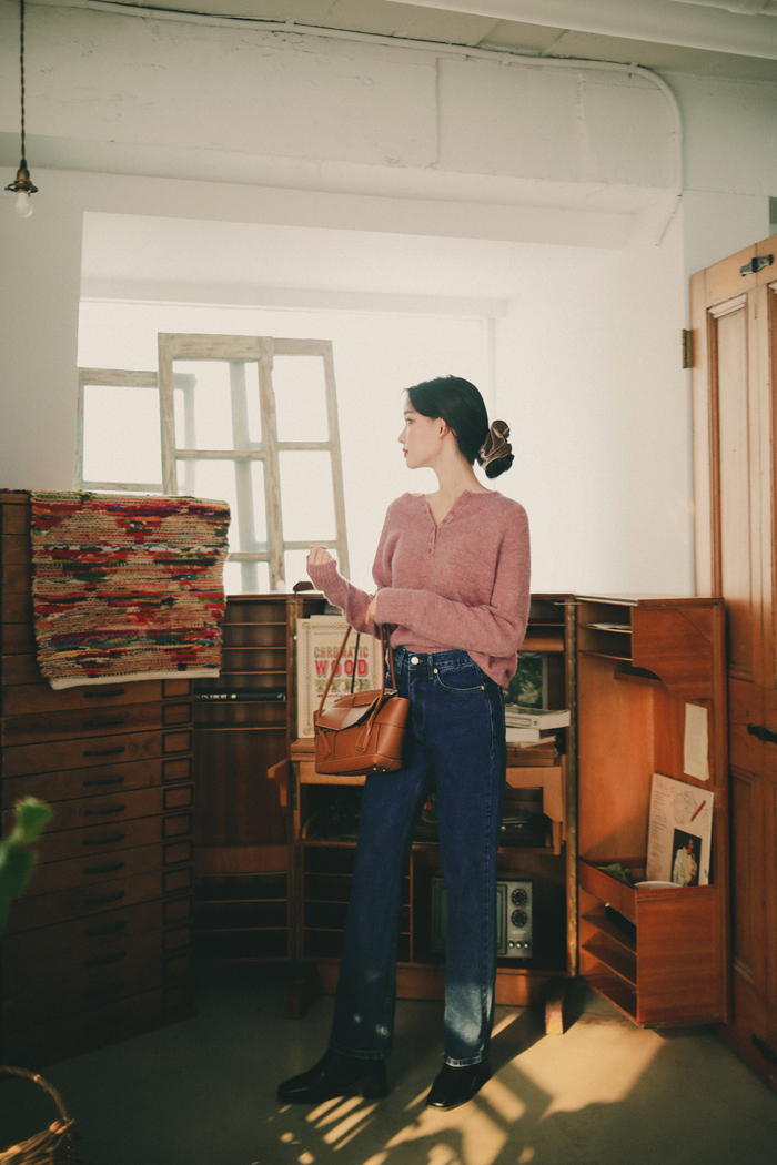 黑色韩版短羽绒服的最佳内搭毛衣,韩系短款羽绒服内打底衫