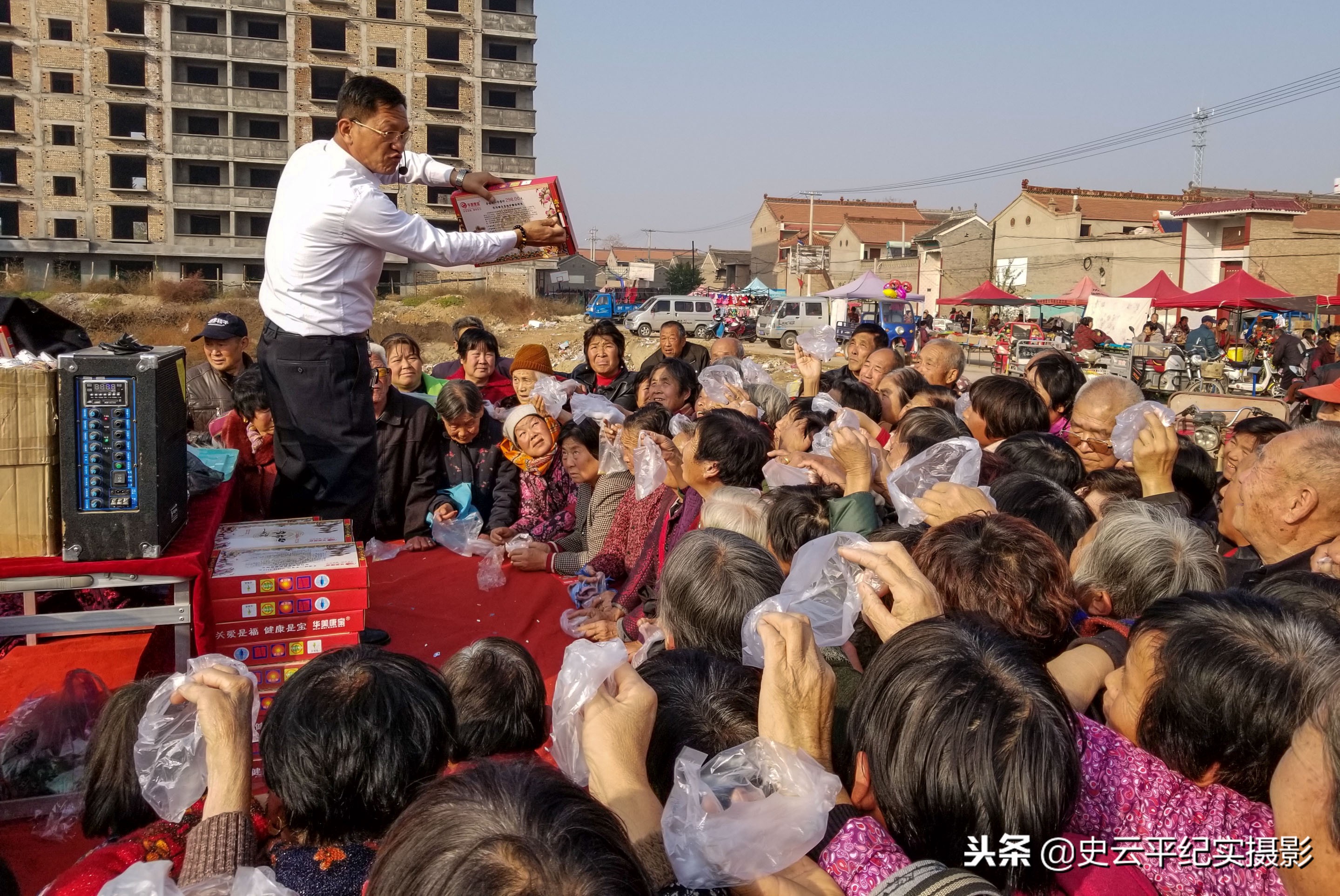 走过路过不容错过，农村庙会上买一送一，神奇的腰带能治啥病