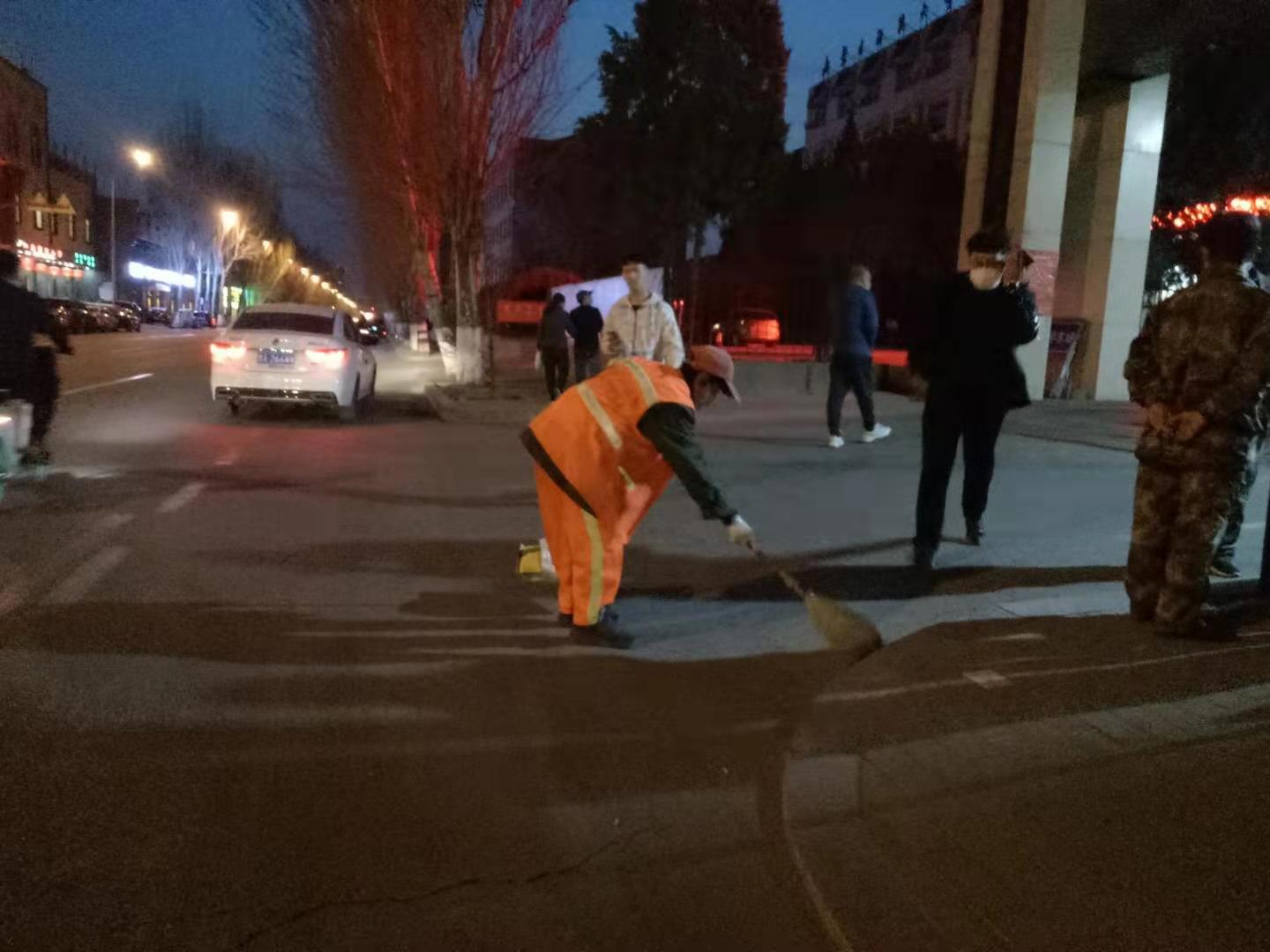 “城市黄玫瑰绽放新英姿”