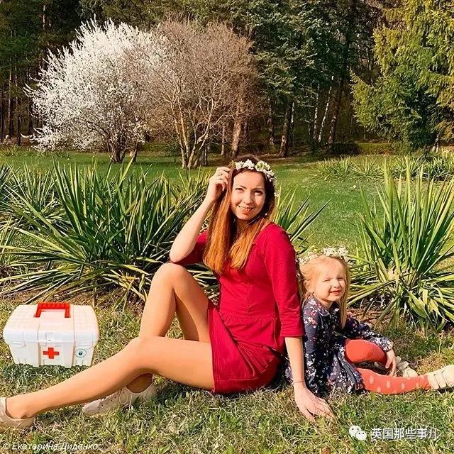 俄网红庆生往浴池倒干冰,俄罗斯网红液氮庆生