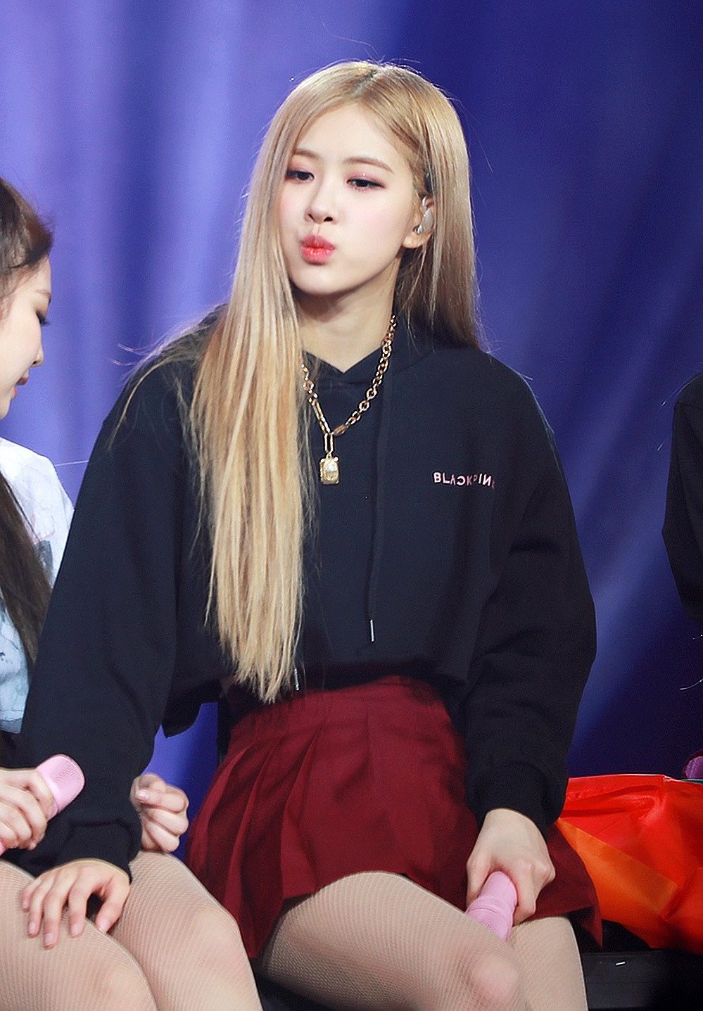 粉丝称她为“澳洲小玫瑰”，针织衫牛仔裤搭西装出镜，潇洒酷甜