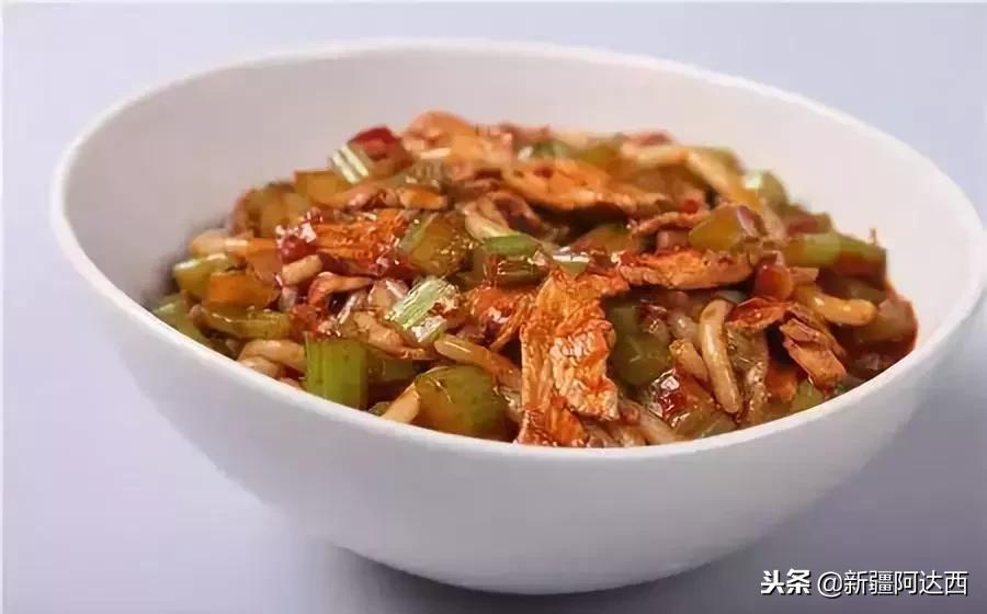 小伙吃火锅发现新大陆,小伙吃火锅吃出奇怪东西