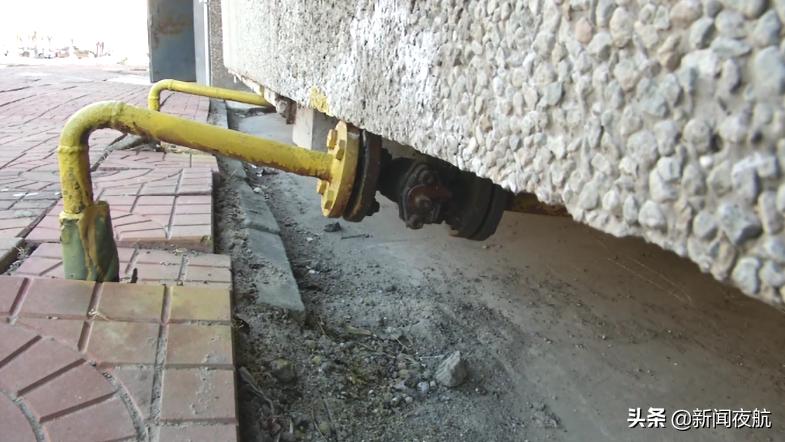 天然气管子被柜体压弯,地下燃气管道打压查漏