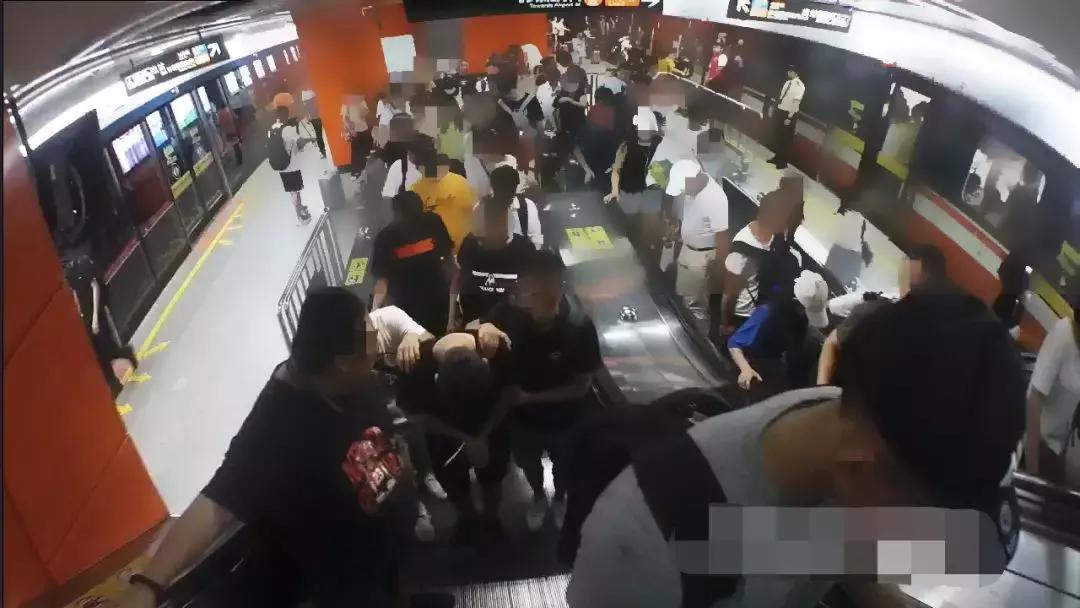 女子地铁霸气抓住男子,广州地铁女子霸气抓男人