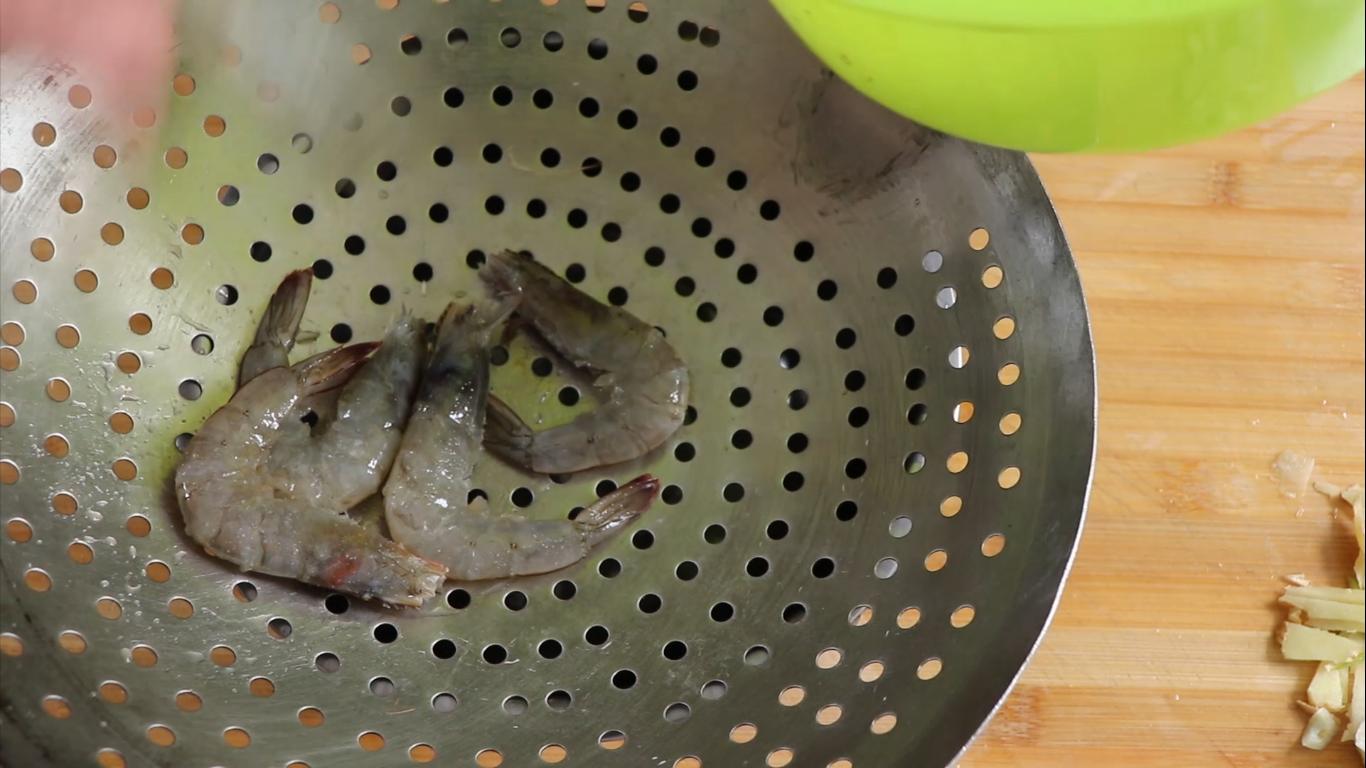 在家做油焖大虾出锅前放什么料,做出来的油焖大虾很腥怎么办