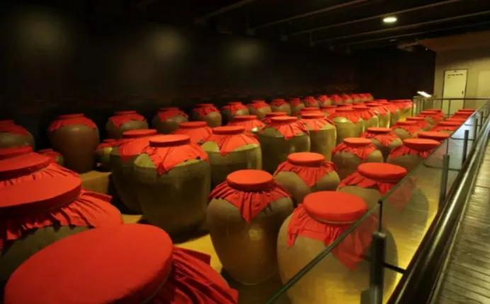 “躲在”街边小卖部的3款白酒，虽然廉价，却都是100%优级纯酿