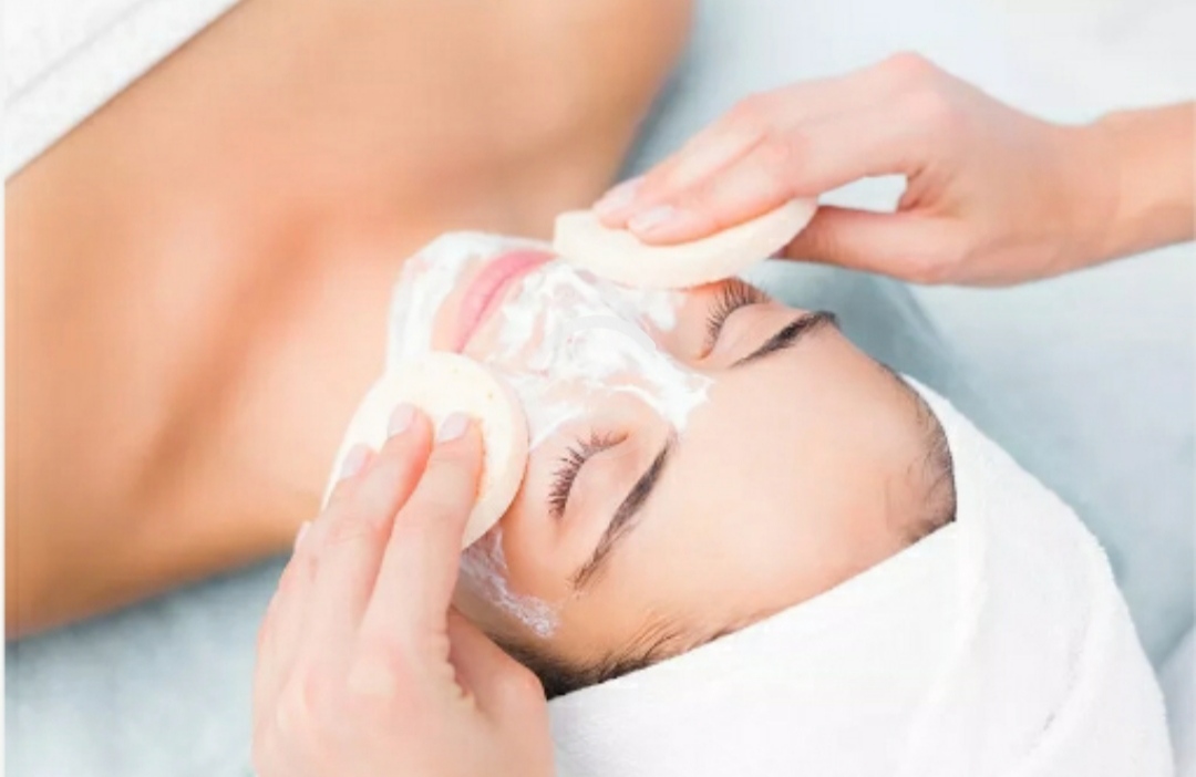 冬天皮肤干但有黑头闭口痘痘,皮肤又油又干有黑头毛孔大