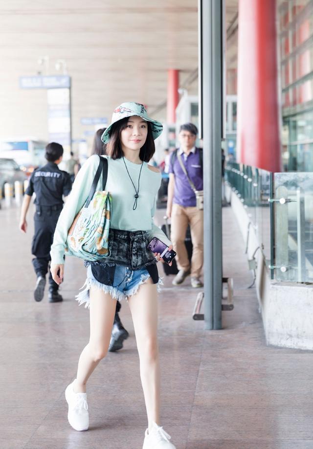 袁姗姗露肩黑蕾丝穿搭,袁姗姗短裤上衣