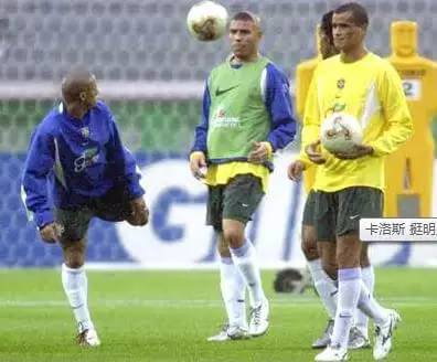 小朋友踢足球x型腿矫正正确方法,世界公认矫正o型腿最有效的方法