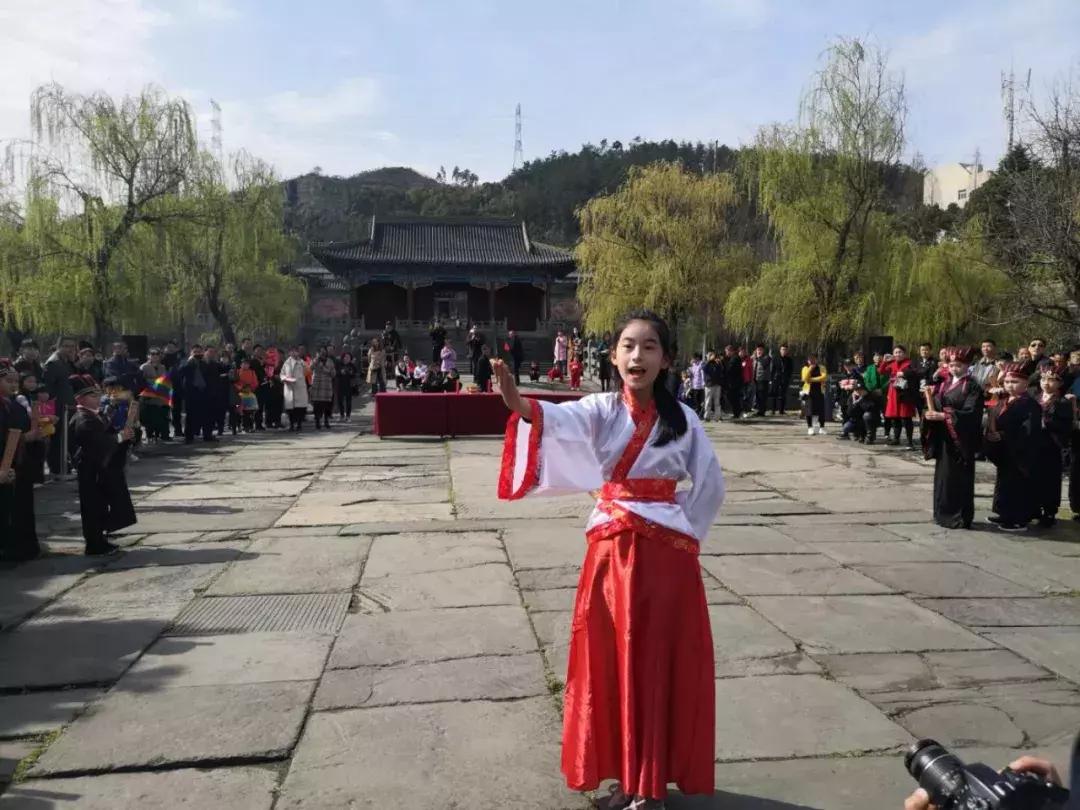 哇噢！你竟是这样一个清新淡雅、才华横溢的南方姑娘