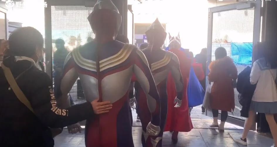 当奥特曼Cosplay也开始出“肉装”