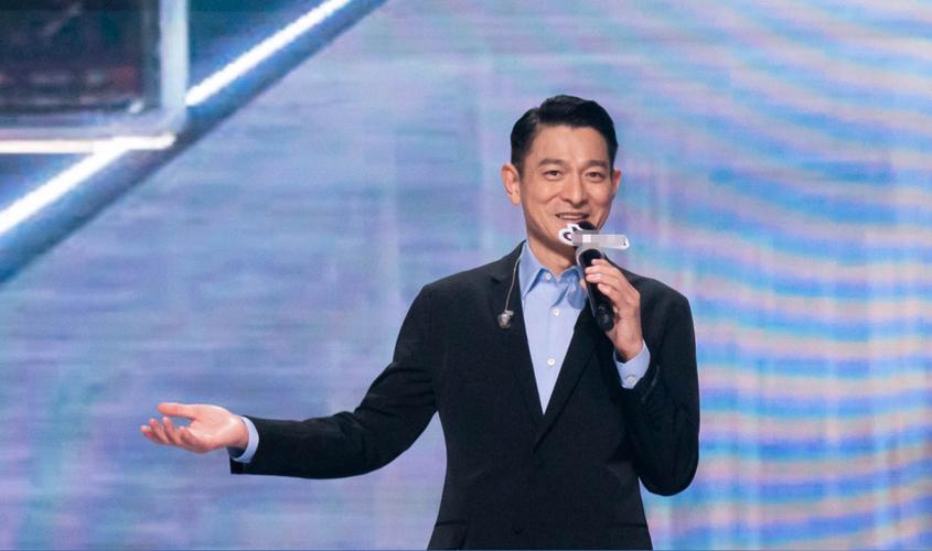 刘德华出道40周年抖音直播回放,刘德华开直播能横扫现在的网红