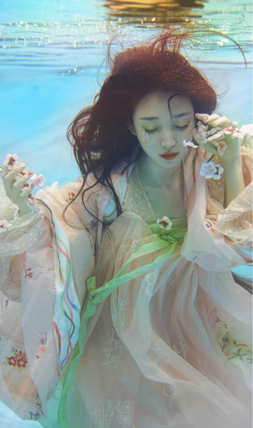 水下绝美汉服视频,汉服水下摄影真的太好看了