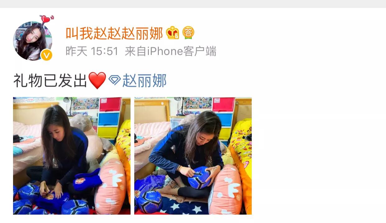 最美门将光脚坐地上，为球迷签名送礼物，卧室朴素，手上纹身亮眼