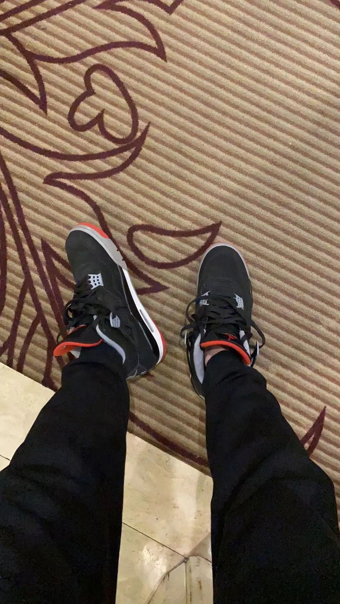 涨见识了!原来很多开宝马的都有一面鞋墙,穿的球鞋不上千就上万