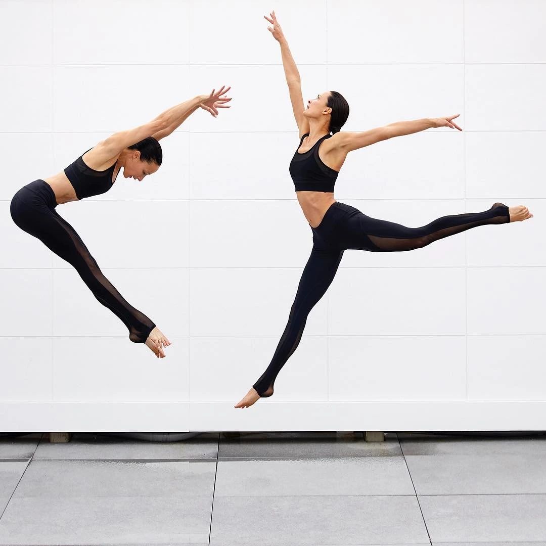 闺蜜间的乐趣，专属的黑色瑜伽服，有你一起穿才最美