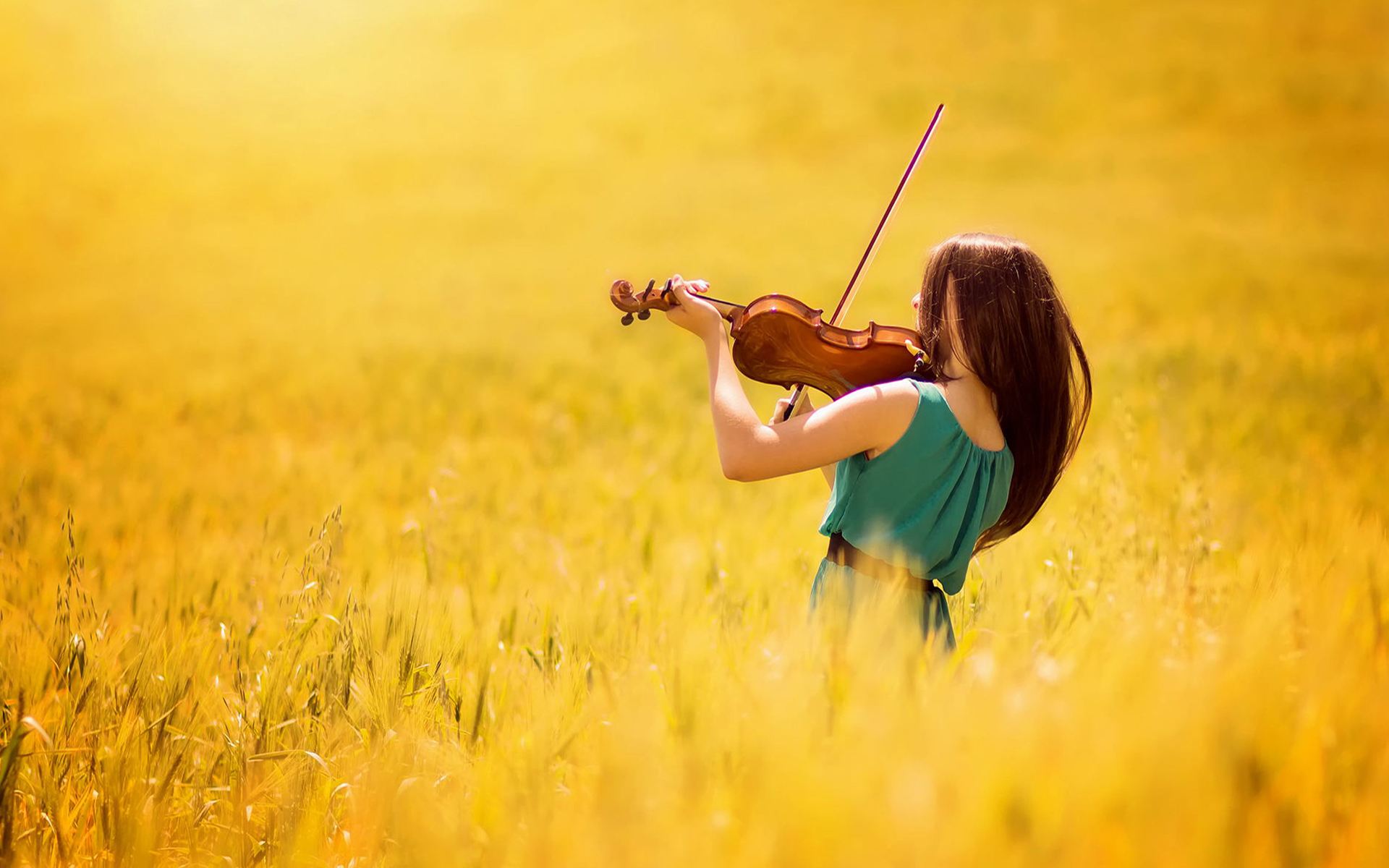 男生和女生在恋爱中甜蜜拥吻,当男友吻你时女生内心想法