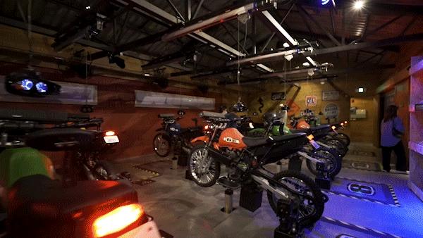 日夜不同科技感,春节潮玩创新方