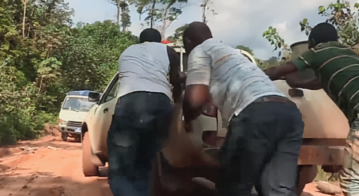 非洲牧师给穷人疯狂*脑洗**，几分钟就赚两万块，穷人激动得浑身抽搐